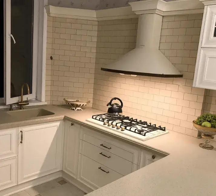 белая кухни неоклассика фото с вытяжкой