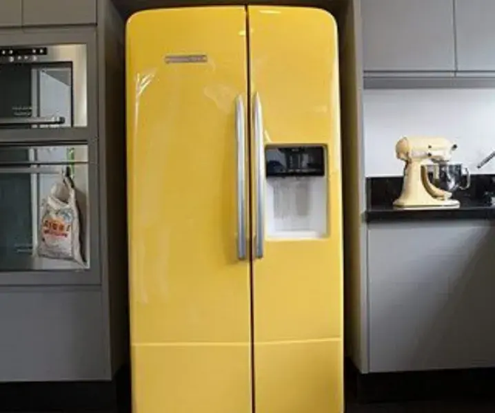 желтый холодильник для кухни