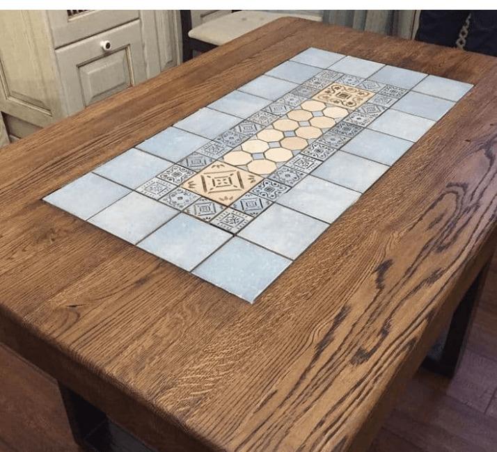 деревянный стол с плиткой из керамики