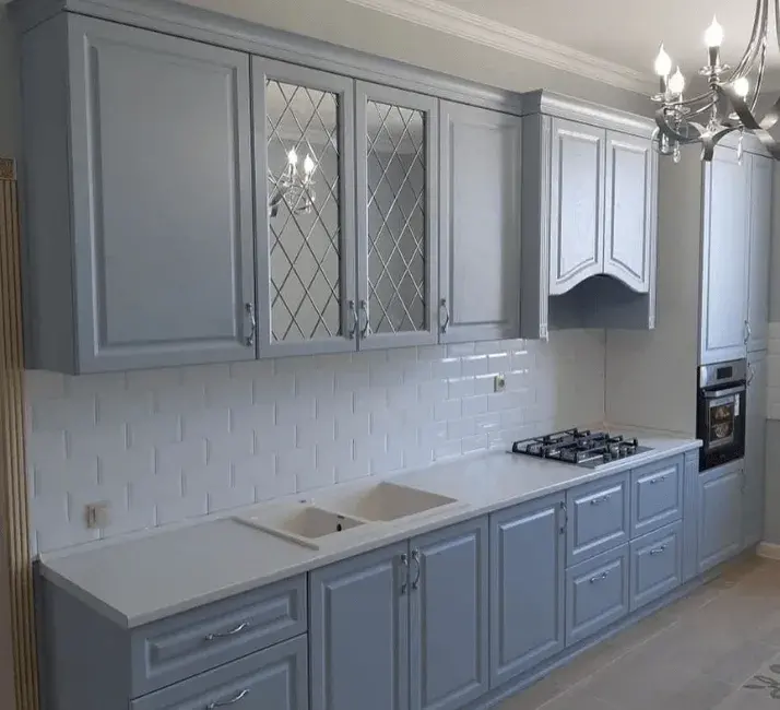 голубые и серые кухня с белой столешницей неоклассика