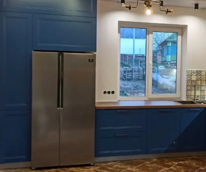 американская модель холодильника на кухне