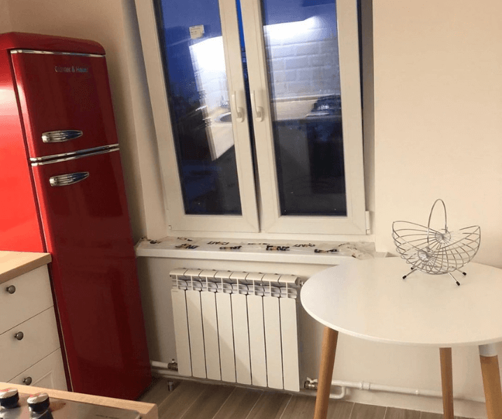 Кухня с красным холодильником и столик белый