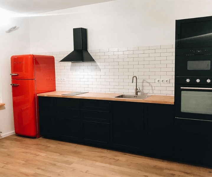 кухня с красным холодильником и черным фасадом