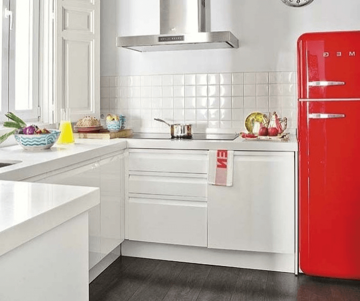 Кухня с красным холодильником и металлическая вытяжка