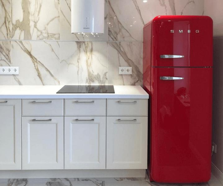 кухня с красным холодильником и мрамором