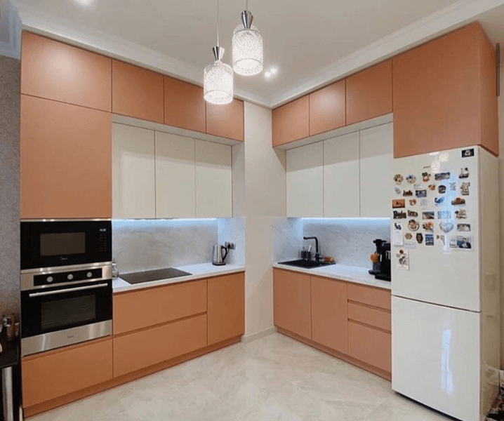 терракотовая кухня с белым холодильником 
