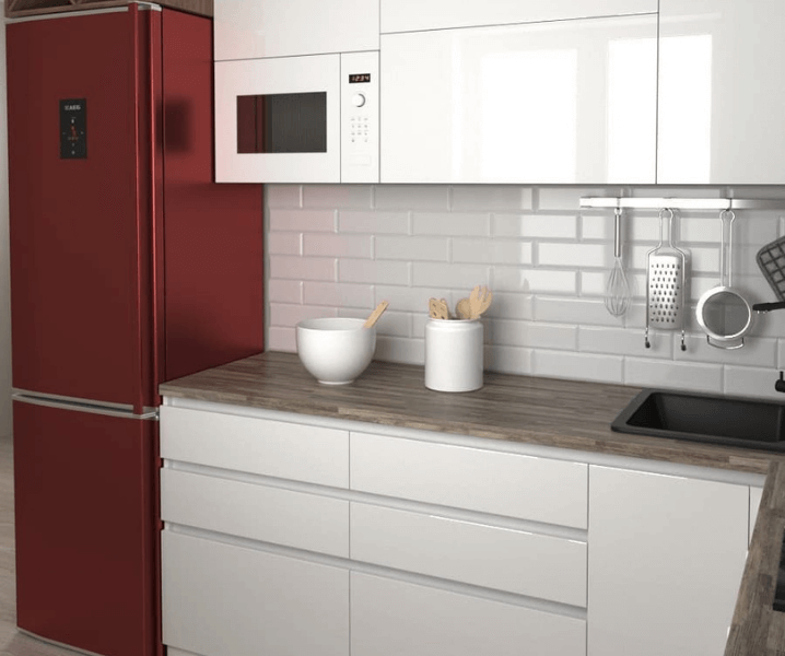Кухня с красным холодильником бордового тона