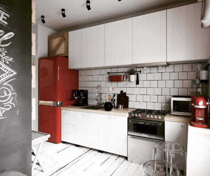 Кухня с красным холодильником с белыми фасадами