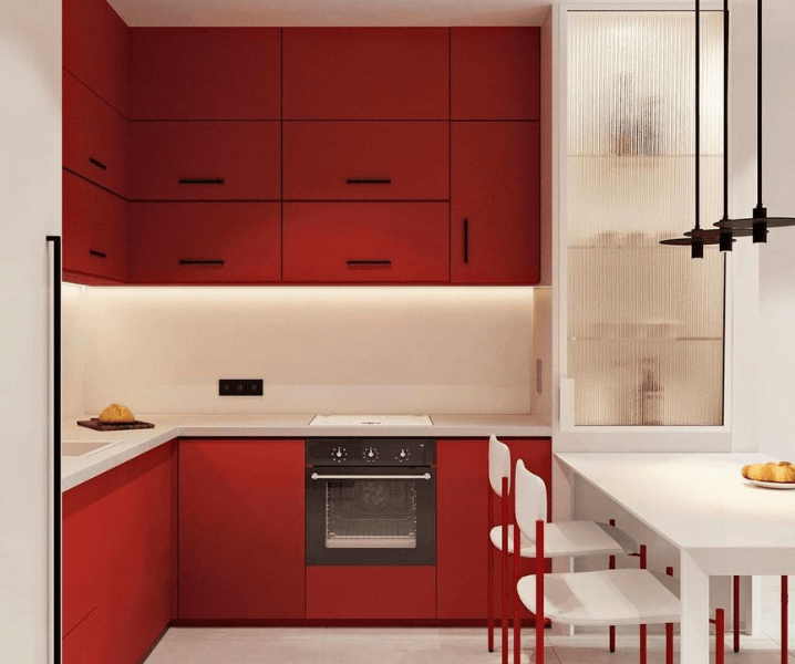 Интерьер кухни в красном цвете с яркими тонами