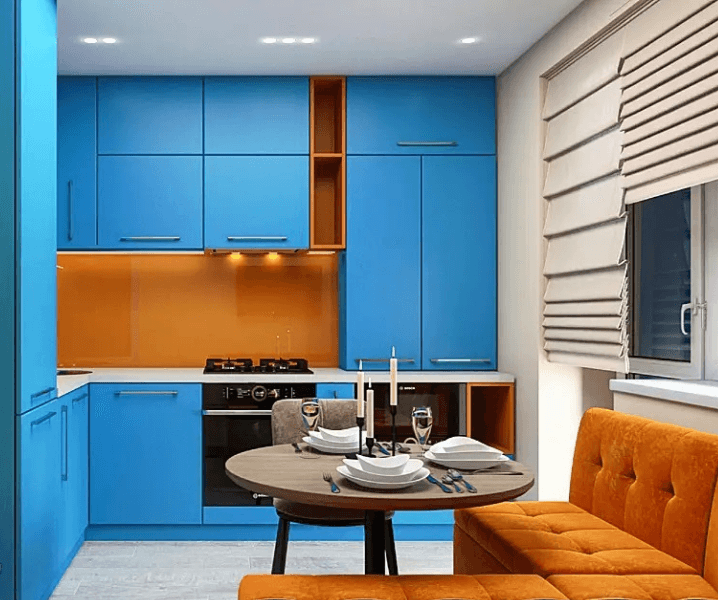 голубая кухня с ярким фартуком