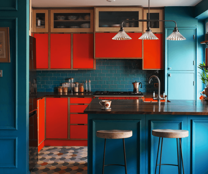 ярко-оранжевый гарнитур с голубыми шкафами