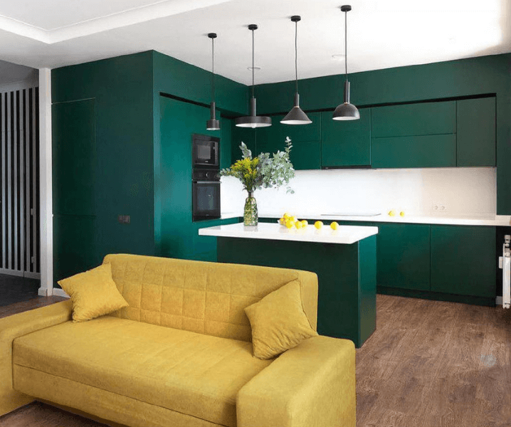 темно-зеленая кухня с диваном