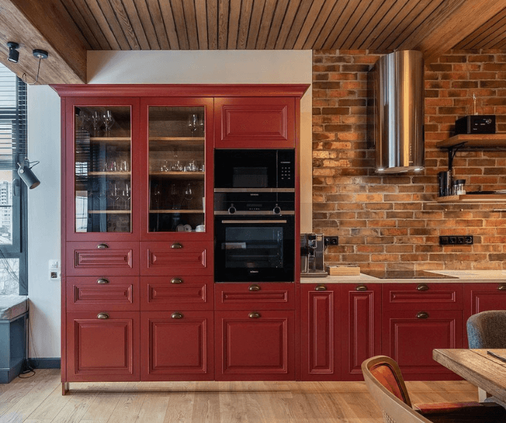 кирпичная стена на кухне в красных тонах