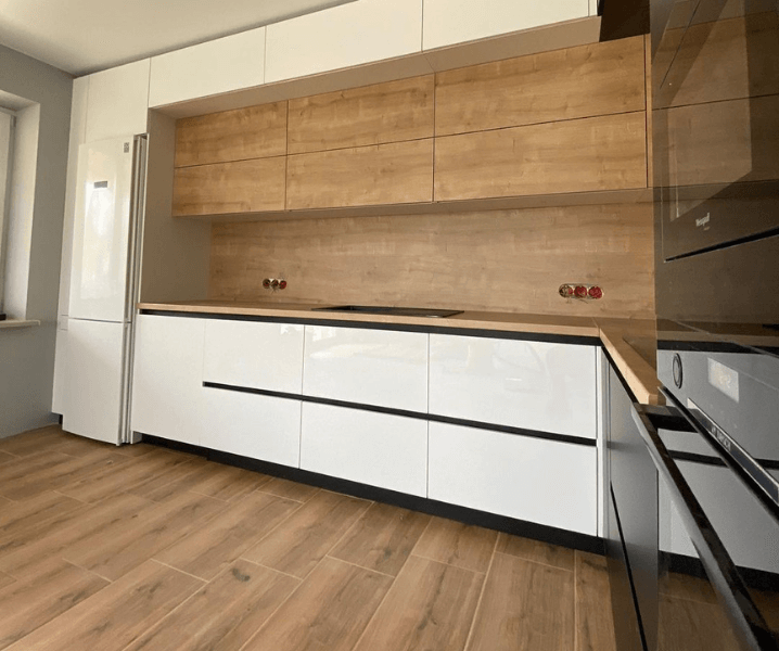 бело-черная кухня с деревянной столешницей
