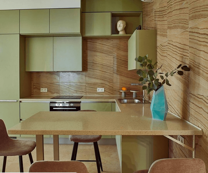 Зеленая кухня с деревом и деревянной стеной