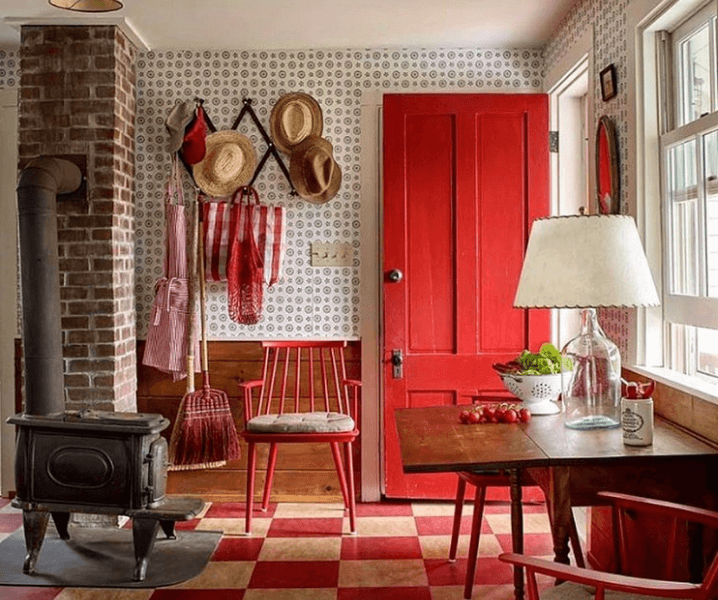 красная дверь на кухне