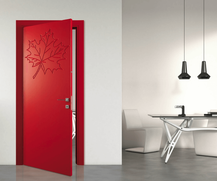 Интерьер кухни в красном цвете с дверью