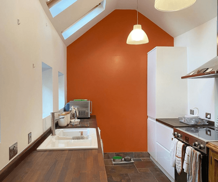 кухня в оранжевых тонах с деревянной столешницей
