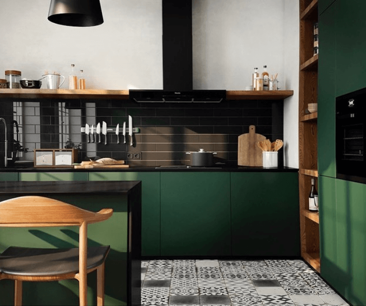 темно-зеленая кухня и стол