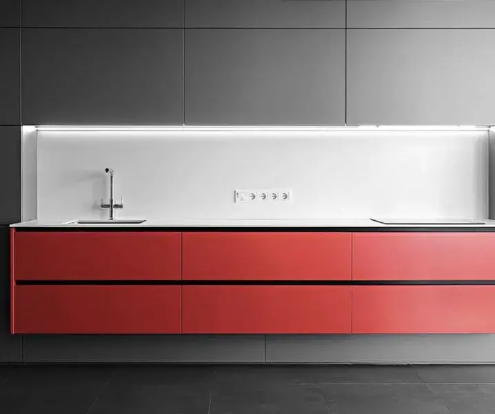 Дизайн красно-черных кухонь с белым фартуком