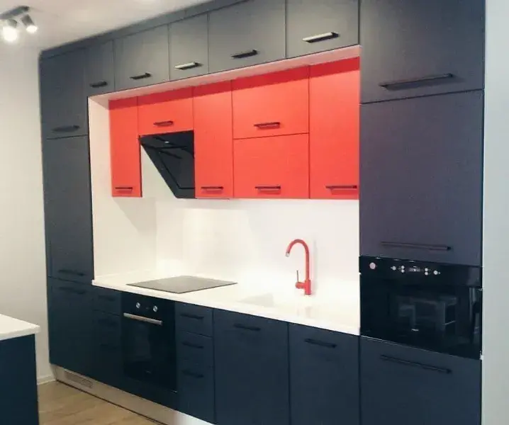 Дизайн красно-черных кухонь с белым фартуком и красным смесителем