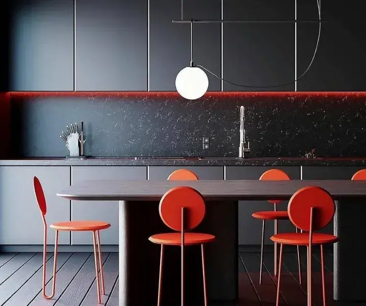 Дизайн красно-черных кухонь с красными стульями