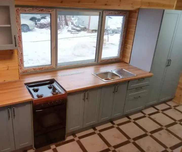 Дизайн кухни с окном в рабочей зоне с варочной плитой