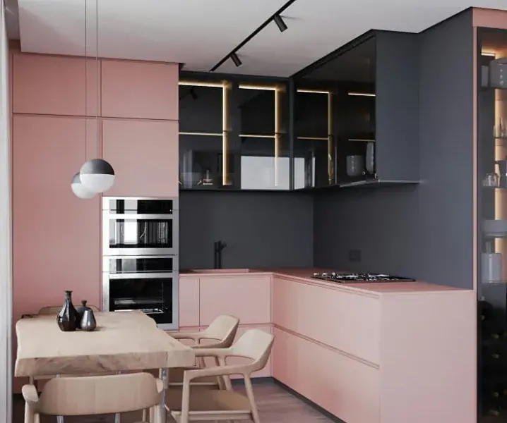 светло-розовая кухня с черными фасадами