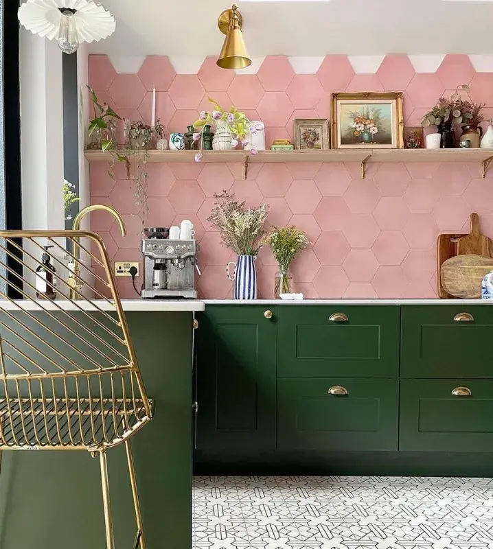 Кухня красно-зеленого цвета розовый фартук