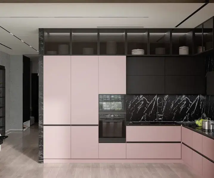 розовая кухня с черными фасадами и белым потолком