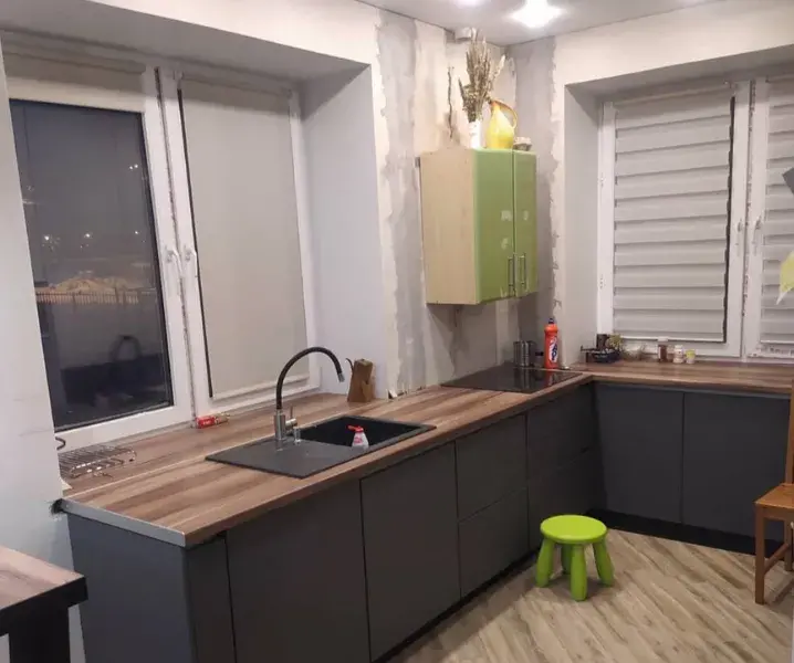Дизайн кухни с окном в рабочей зоне без верхних шкафов