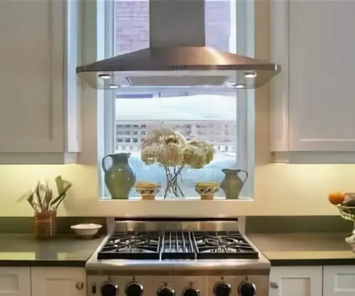 Дизайн кухни с окном в рабочей зоне с вытяжкой
