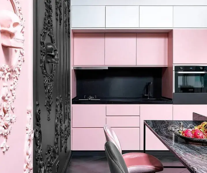 узор на черной стене в розово-белой кухне