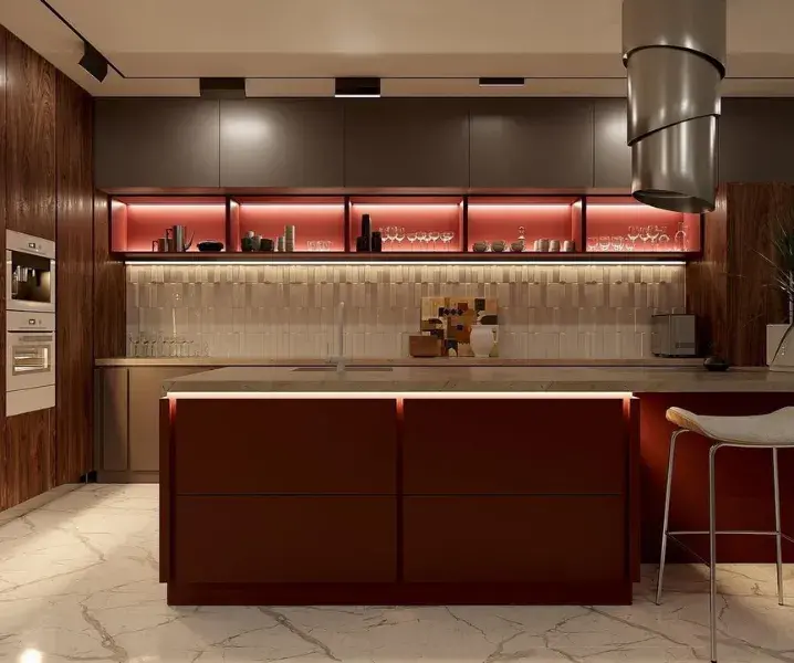 дизайн красно-черных кухонь со светлым деревом