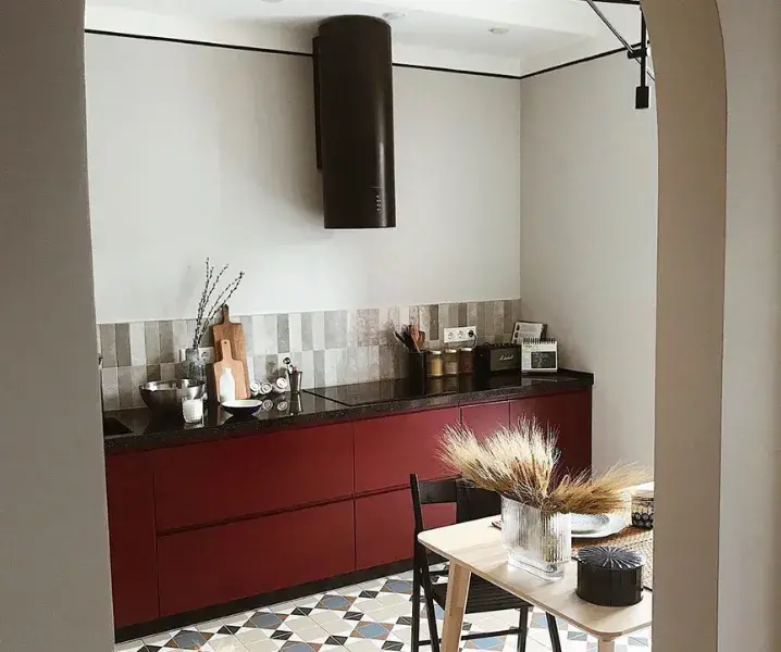 Дизайн красно-черных кухонь и белая стена