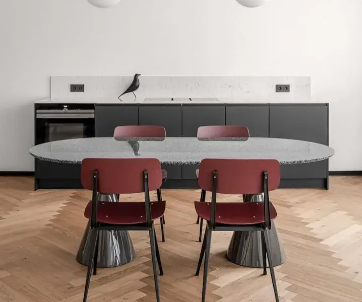 Дизайн красно-черных кухонь и красные стулья