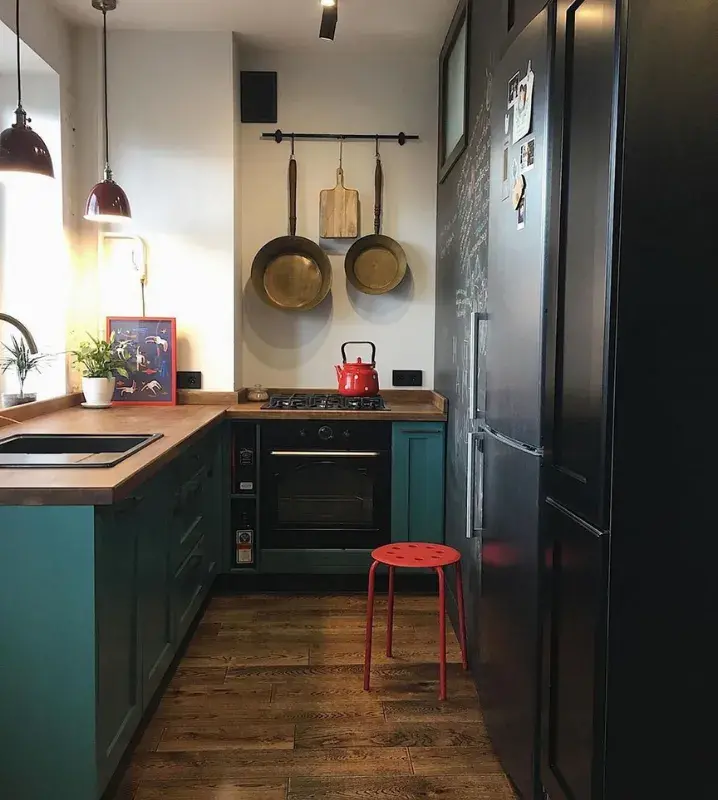 Кухня красно-зеленого цвета с деревянной столешницей