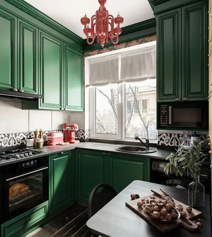 Кухня красно-зеленого цвета и коралловый светильник