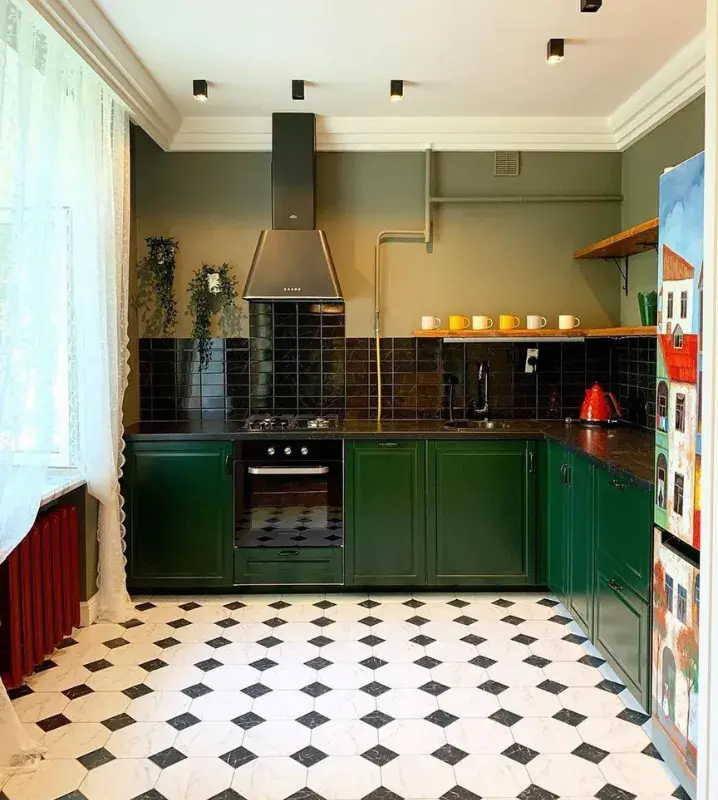 Кухня красно-зеленого цвета с ярким чайником