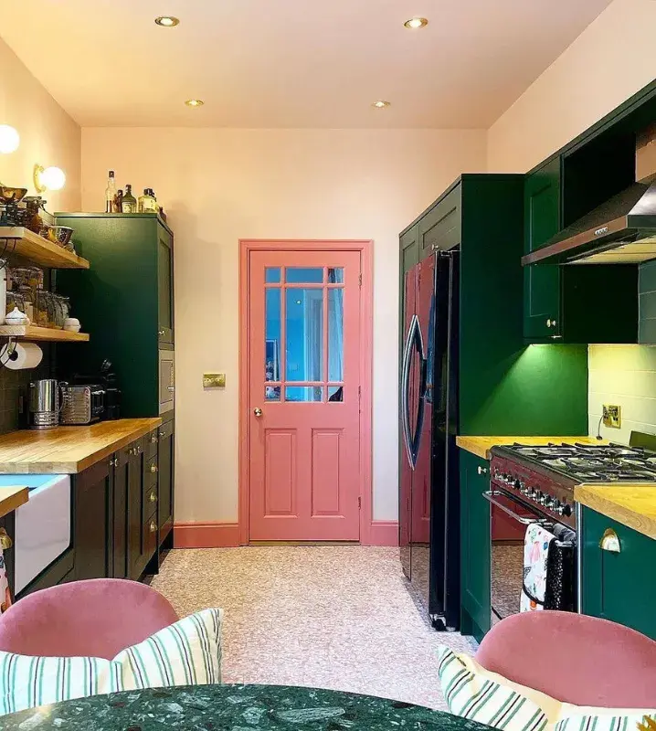 кухни зелено красного цвета с розовой дверью
