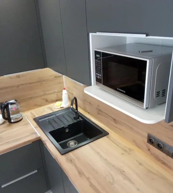 Как разместить микроволновку на кухне в верхнем шкафу