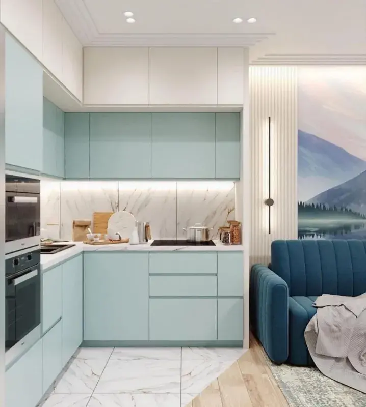 голубой кухонный гарнитур с синим диваном в гостиной