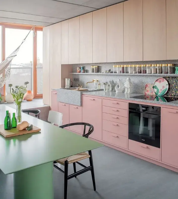Кухня красно-зеленого цвета и розовые фасады