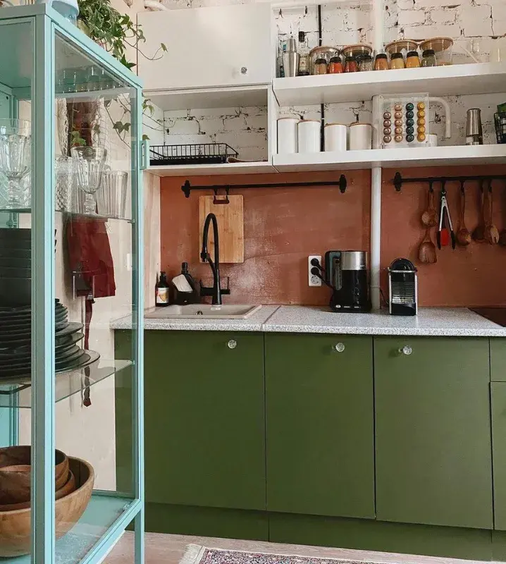 Кухня красно-зеленого цвета с белой столешницей
