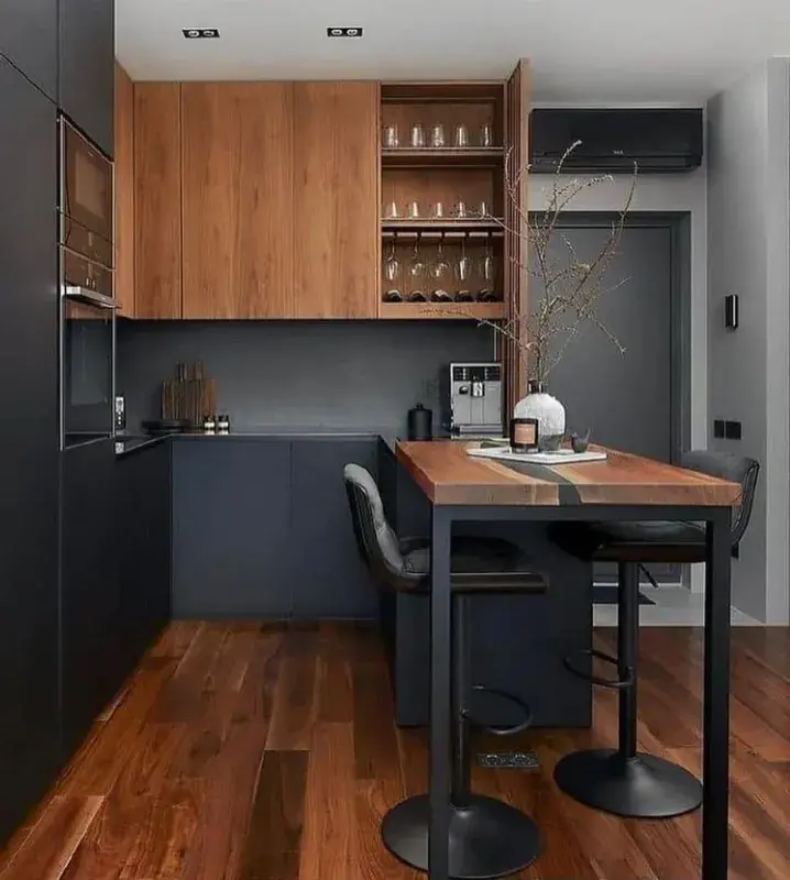 Интерьер небольшой кухни-гостиной с деревянной барной стойкой