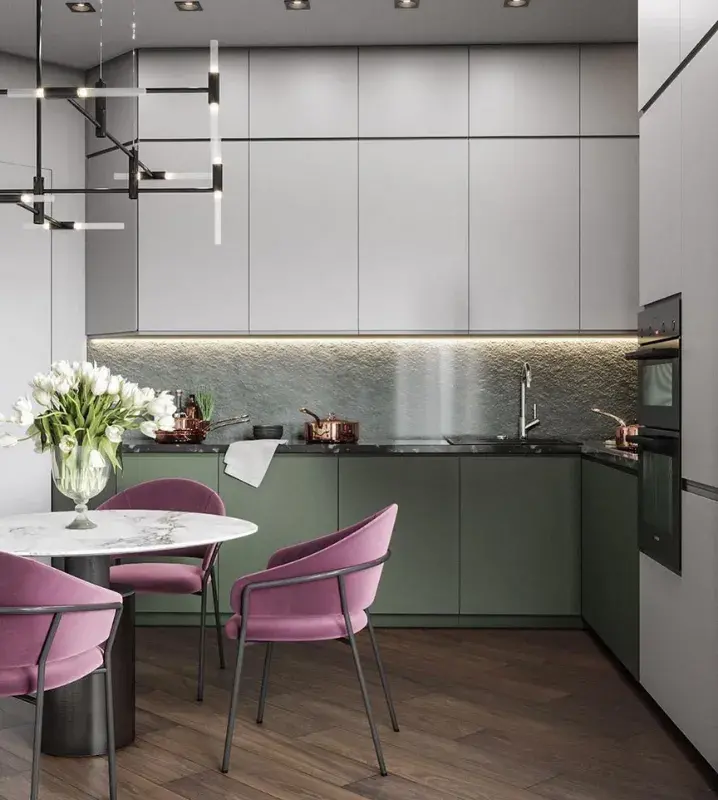 темные фиолетовые стулья на кухне с зелеными фасадами