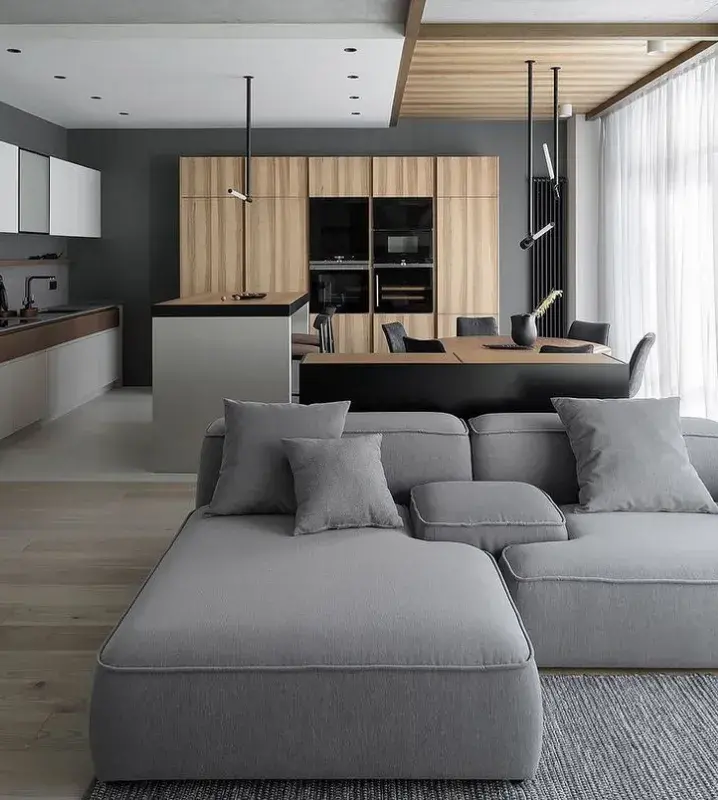 серый диван в совмещенной кухне