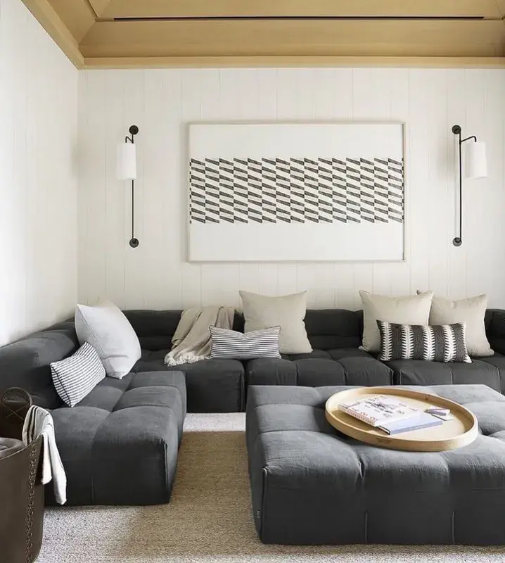 серый модульный диван Tufty-Time угловой в гостиной совмещенной с гостиной