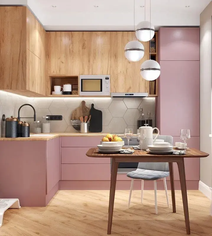 Дизайн кухни-гостиной с диваном с розовым гарнитуром