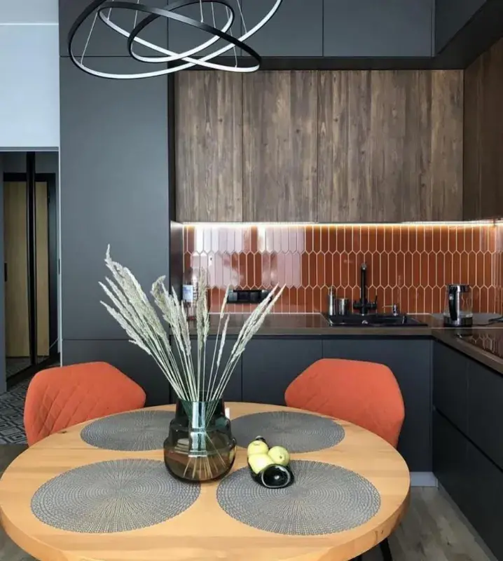 Дизайн кухни-гостиной с диваном и круглым столом